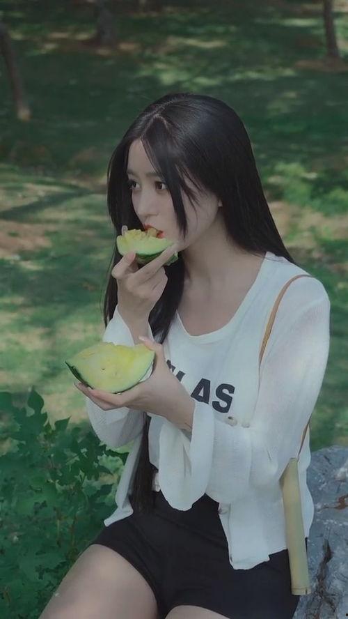 吃瓜照美女,捕捉夏日清新佳人瞬间 第2张 吃瓜照美女,捕捉夏日清新佳人瞬间 第2张